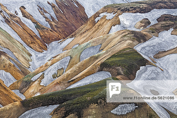 Rhyolith-Berge zum Teil mit Moos und Schnee bedeckt  in Landmannalaugar  Fjallabak Naturschutzgebiet  Island  Europa