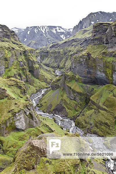 Berge und Schluchten des zerklüfteten Bergrückens _Ûrsmörk  Thorsmörk  unterhalb vom Vulkan und Gletscher Eyjafjallajökull  Island  Europa