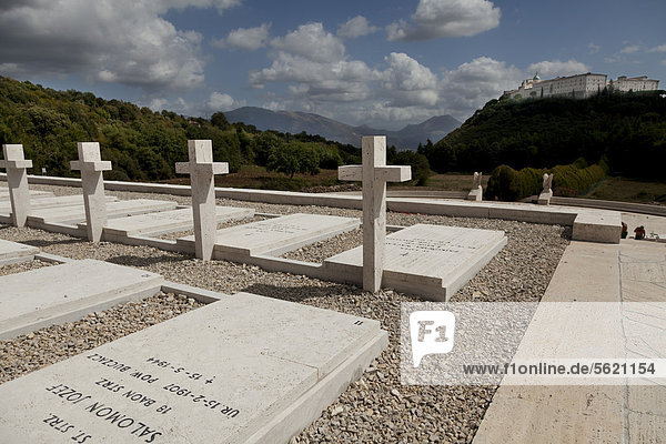 Grabsteine auf dem polnischen Friedhof  Kloster Monte Cassino oder Montecassino auf dem Hügel hinten  Cassino  Latium  Italien  Europa
