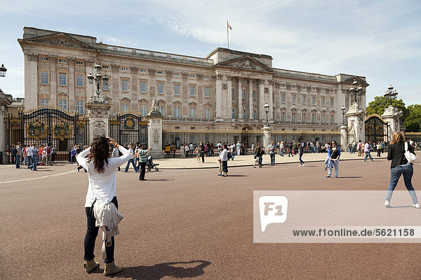 Touristen vor dem Buckingham Palace  London  England  Großbritannien  Europa