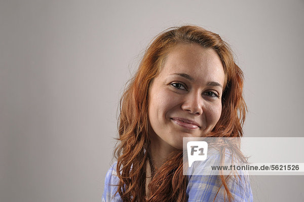 Junge Frau mit roten Haaren  Portrait