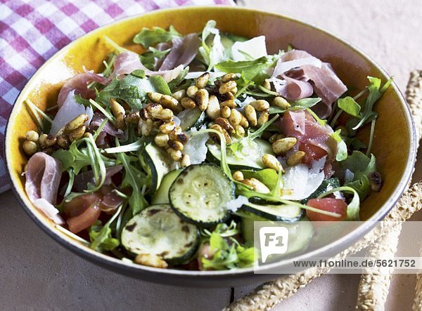 Blattsalat mit Zucchini  Rohschinken und Pinienkernen
