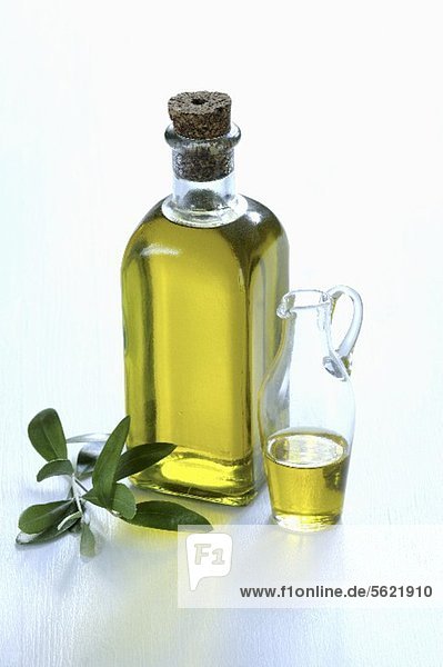 Olivenöl in Flasche und Karaffe  Olivenzweig