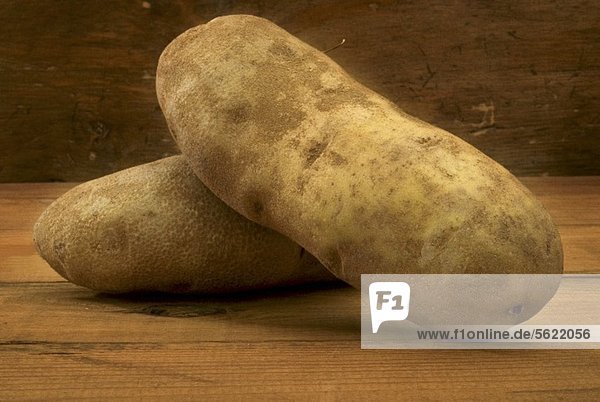 Zwei Kartoffeln auf Holztisch