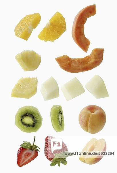 Verschiedene Früchte auf weissem Hintergrund