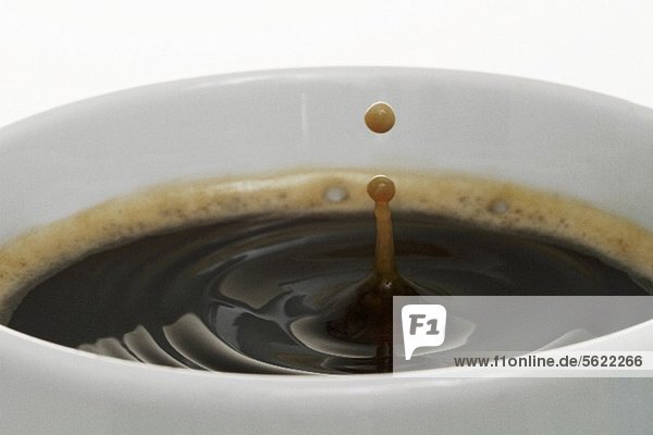 Kaffeetropfen in der Tasse