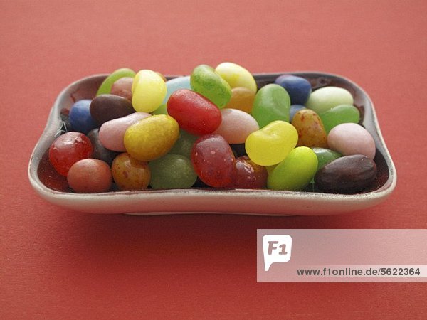 Viele bunte Jelly Beans in Keramikschale