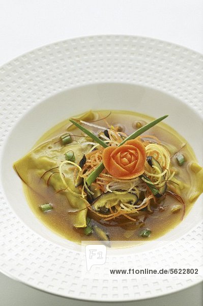 Wan-Tan-Suppe mit Gemüse und Pilzen (Asien)