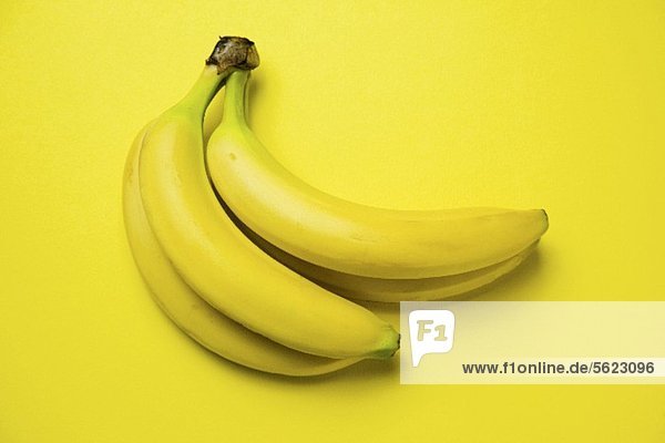 Bananen auf gelbem Hintergrund