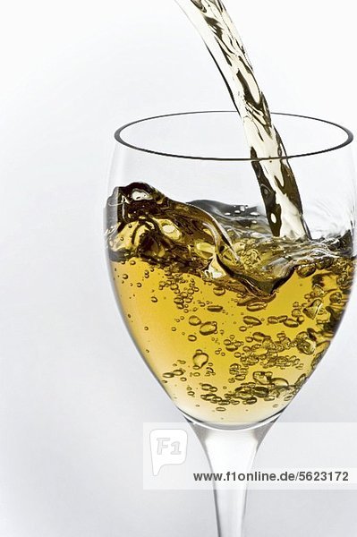Sauvignon Blanc Wein in Glas einschenken