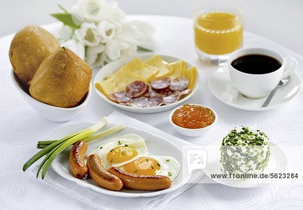 Frühstück mit Würstchen  Spiegelei  Wurst-Käse-Platte  Kaffee  Marmelade