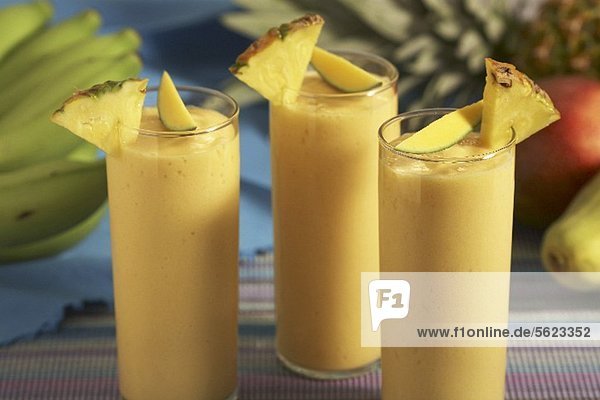 Smoothies mit Papaya  Bananen und Ananas in drei Gläsern