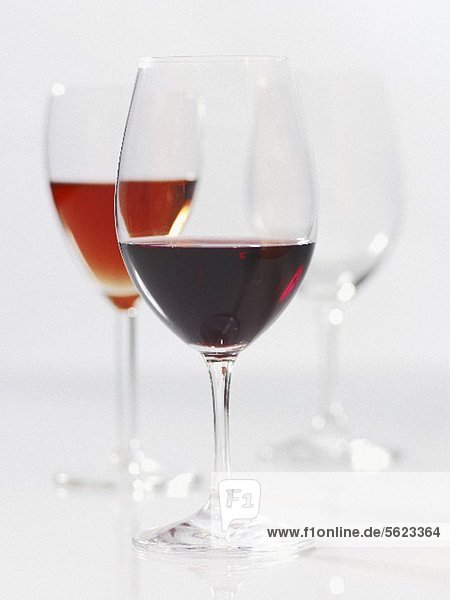Verschiedene Weingläser (Rotwein  Rosewein)