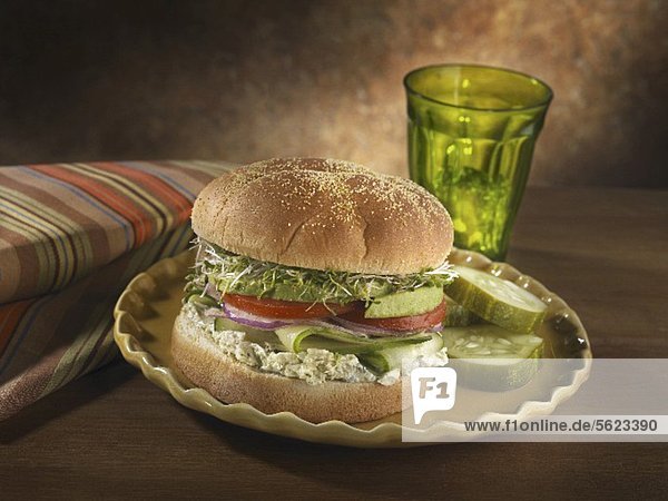 Vegetarisches Sandwich mit Kräuter-Frischkäse und Gemüse
