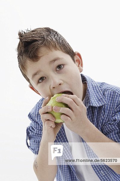 Kleiner Junge isst Apfel