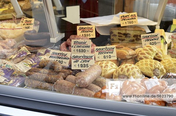 Wurst- und Käsesorten im Lebensmittelladen
