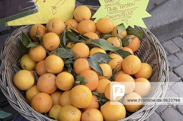 Frische unbehandelte Orangen auf dem Markt
