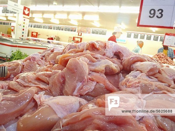 Frische Hühnerbrust aufgehäuft in Supermarkt (Thailand)