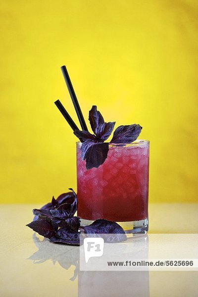 Red Basil Smash: Cocktail mit Gin & rotem Basilikum