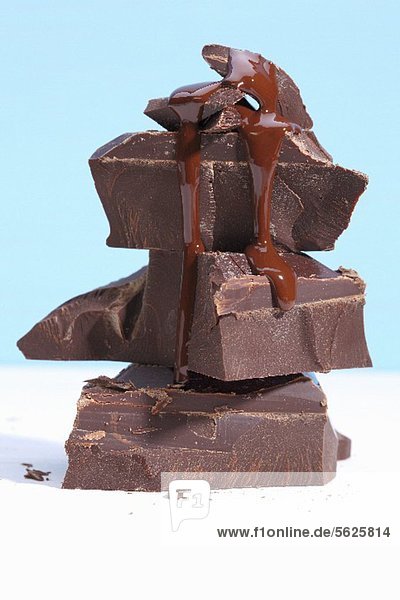Schokoladenturm und darüber fließende  flüssige Schokolade