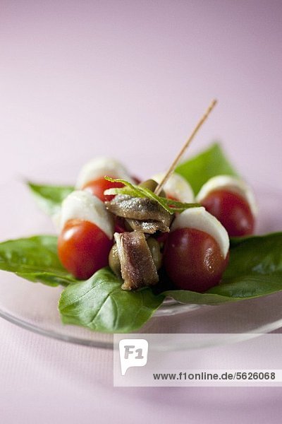 Vorspeise mit Sardellen  Oliven  Tomaten & Mozzarella