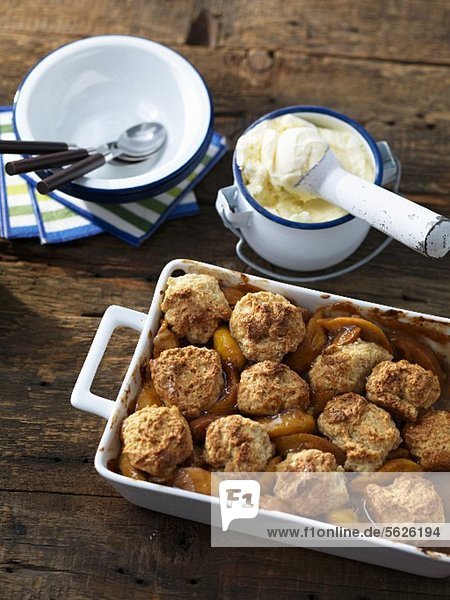 Pfirsich-Cobbler mit Vanilleeis (USA)