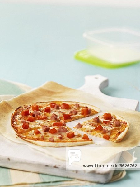 Tortillapizza mit Schinken und Tomatenwürfeln