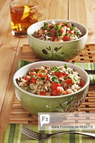 Dirty Rice (Reisgericht aus New Orleans  USA) mit Rindfleisch  Wurst  Tomaten und Petersilie