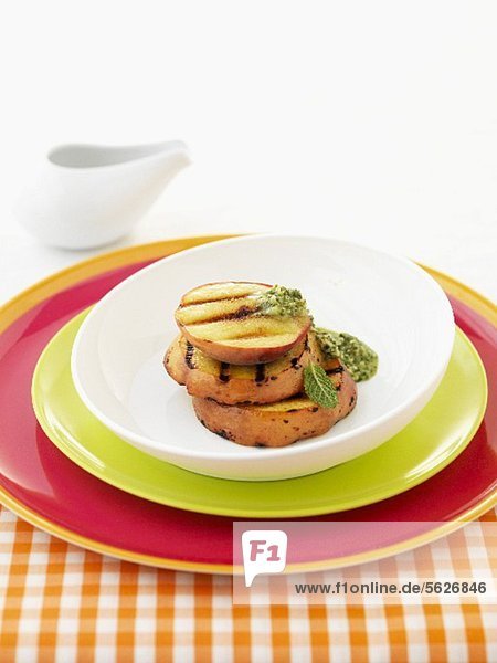 Gegrillte Pfirsiche mit Kräutersauce