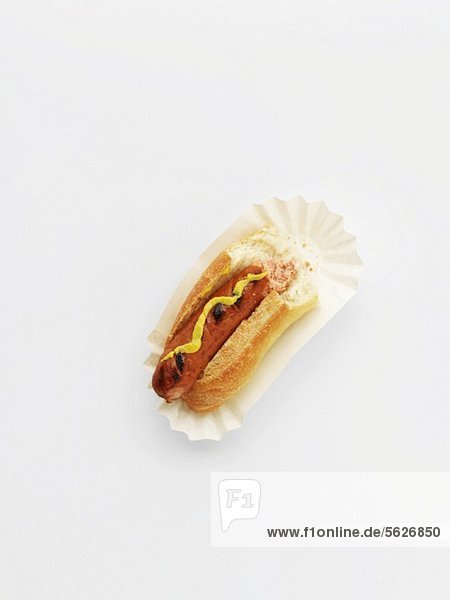 Hot Dog mit Senf in Pappschale  angebissen