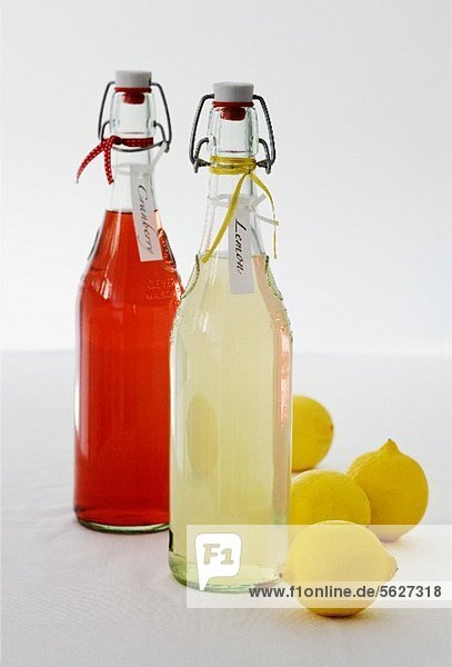 Selbstgemachte Zitronenlimonade und Cranberrysaft zum Verschenken