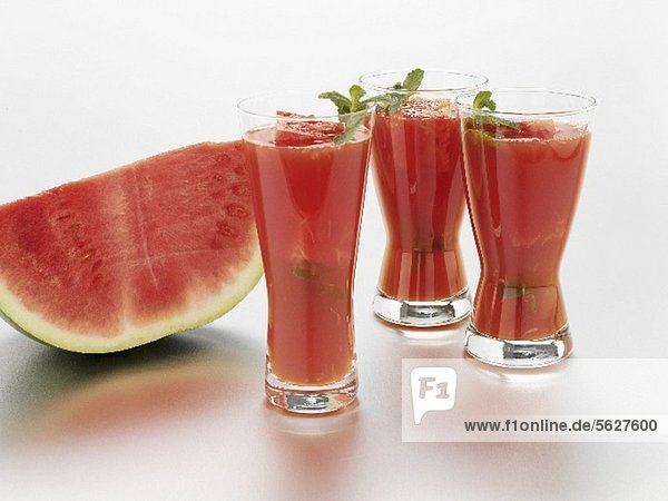 Wassermelonendrinks und frische Wassermelone