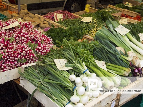 Verschiedene Gemüsesorten vor einem Supermarkt in der Auslage  Chamonix  Frankreich