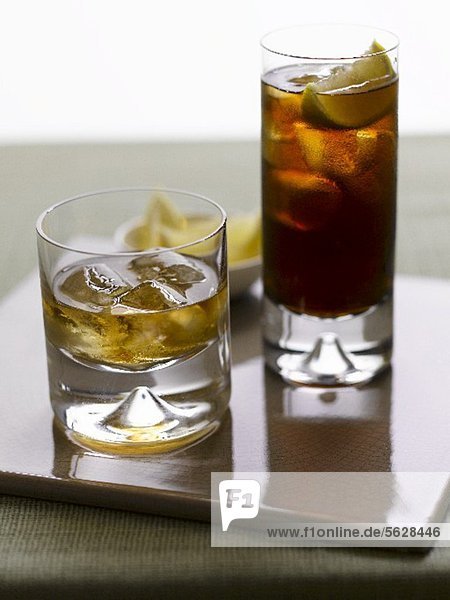 Whiskey und Cuba Libre in Gläsern