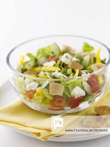Griechischer Salat mit Croutons