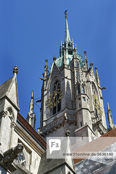 Ostturm mit Turmuhr der neugotischen Pfarrkirche St. Paul auch Paulskirche München Bayern Deutschland Europa
