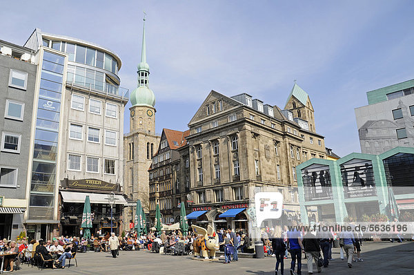 Alter Markt  Platz  Straßencafe  Reinoldikirche  St Reinoldi  Innenstadt  Dortmund  Nordrhein-Westfalen  Deutschland  Europa