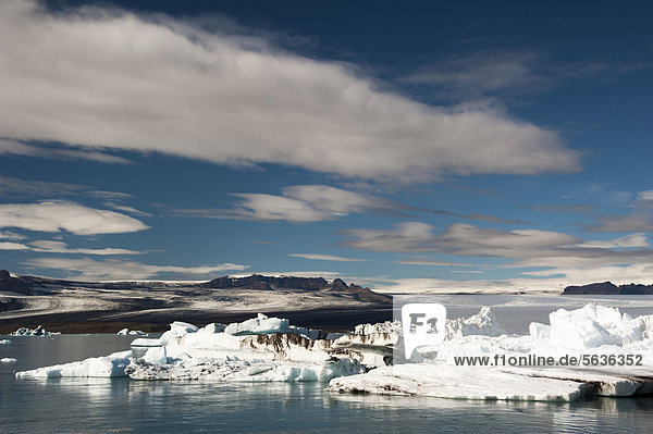 Von Asche teils schwarz gefärbte Eisberge  Gletscherlagune Jökuls·rlÛn  Vatnajökull Gletscher  Austurland  Ost-Island  Island  Europa