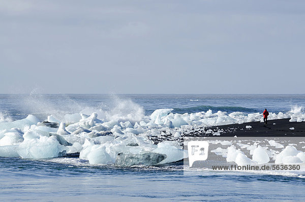 Tourist  icebergs and ice crystals on a black beach  Joekuls·rlÛn  Vatnajoekull glacier  Austurland  eastern Iceland  Iceland  Europe