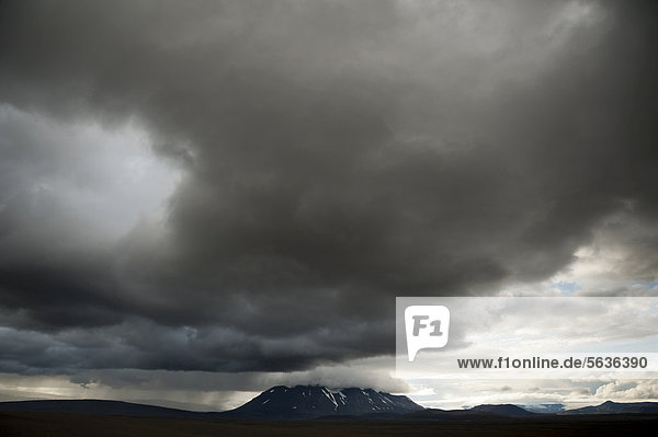 Schlechtes Wetter  Blick auf Schnee bedeckte Berge und Gletscher Langjökull  Hochlandpiste Kjölur oder Kjalvegur  Hochland  Island  Europa