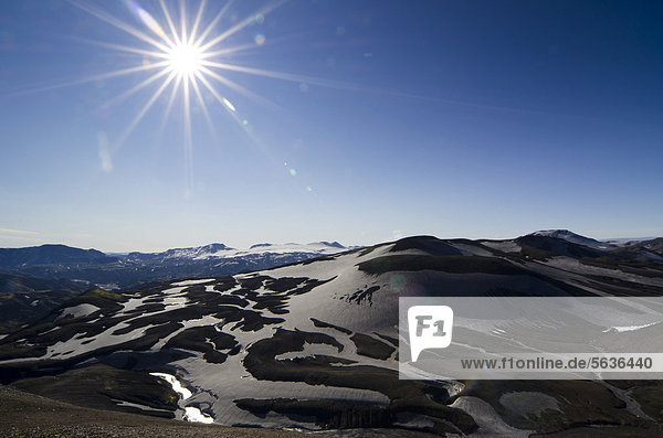 Mit Schnee und Asche bedeckte Rhyolith-Berge im Sonnenlicht am Wanderweg Laugavegur  Landmannalaugar-Hrafntinnusker  Fjallabak Naturschutzgebiet  Hochland  Island  Europa