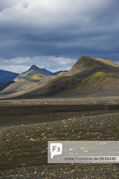 Schwarze Lavawüste und Berge am Wanderweg Laugavegur  ¡lftavatn-Emstrur  Hochland  Island  Europa