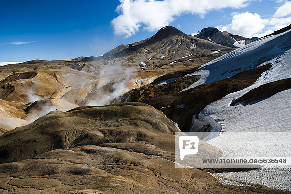 Heiße Quellen und mit Schnee bedeckte Rhyolith-Berge  Hochthermalgebiet Hveradalir  Kerlingarfjöll  Hochland  Island  Europa
