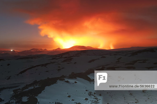 Blick auf die Vulkanwolke oder Aschewolke bei der Eruption des Vulkans Fimmvör_uh·ls  Fimmvörduhals  Blick vom Gletscher M_rdalsjökull  zwischen M_rdalsjökull und Eyjafjallajökull  Hochland  Island  Europa