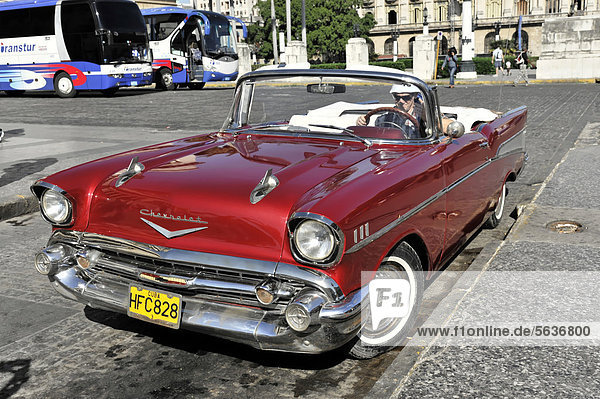 Chevrolet Cabrio Oldtimer der 50er Jahre im Zentrum von Havanna Centro Habana Kuba Große Antillen Mittelamerika Amerika
