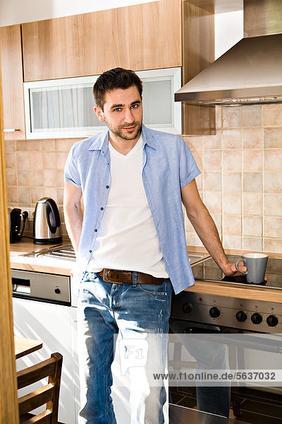Junger Mann in einer Küche