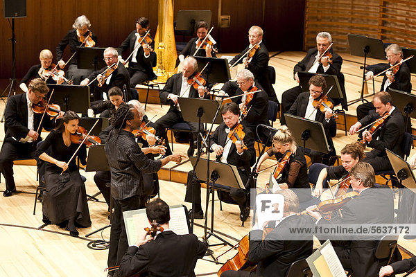 Zusammenhalt  Europa  Überprüfung  Halle  Sänger  Bobby  Lifestyle  Klassisches Konzert  Klassik  Konzert  Leiterbahn  Luzern  Orchester  Schweiz
