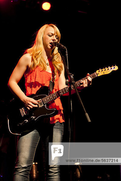 Blues Caravan 2012 mit der amerikanischen Bluesmusikerin Samantha Fish  live in der Chollerhalle in Zug  Schweiz  Europa