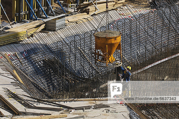 Großbaustelle  Arbeiter leiten Betonkübel zum Abfüllort  rundum Bewehrung mit Stahl  Nordrhein-Westfalen  Deutschland  Europa  ÖffentlicherGrund
