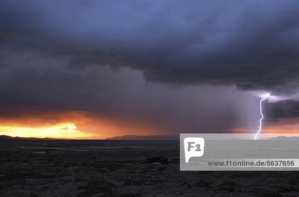 Gewitterhimmel im Sonnenuntergang mit Blitz  Salar de Uyuni  Lipez  Bolivien  Südamerika